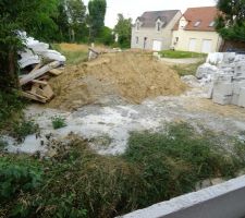 La bétonnière s'est nettoyée dans notre jardin, nous sommes ravis...