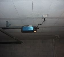 J 257 Le moteur de la porte de garage est en place