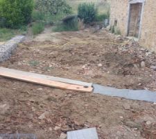 Utiliation des tuiles de la grange pour remblayer devant les gabions