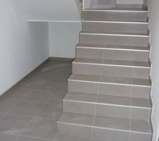 J 257 Carrelage escaliers fini !!!