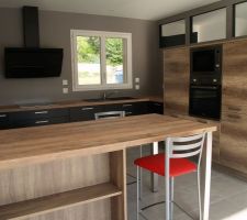 Cuisine montée en 1 jour 1/2
Excellent travail du poseur
Travail propre au MILLIMETRE près tout en déplacant des prises mal positionnées
Excellent rebouchage 
Enfin un artisan qui fait son métier par amour en associant l'EXTHETIQUE.