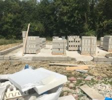 Les tout premiers parpaings sont pos&eacute;s