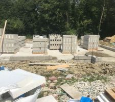 Premiers parpaings pour la mont&eacute;e des murs