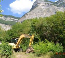 Je voulais d&eacute;broussailler, mais pas la peine.... avec un godet le terrassier en a fait son affaire.