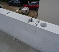 Nous n'avons pas choisi le béton cellulaire pour avoir un gruyère à la place des murs. Les ouvriers n'ont qu'une scie à ruban, je suppose que cela "explique" ces découpes, mais elles n'ont pas lieu d'être selon moi !