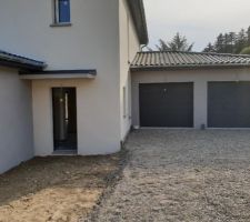 Remise des terres finie et allée en cailloux concassées.