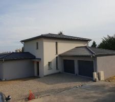 Remise des terres finie et allée en cailloux concassées.