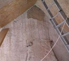 Mur en pierre avec conduit