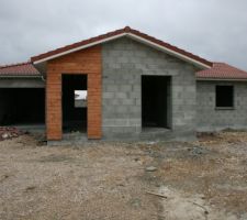 Pose de la charpente, tuiles, et zinguerie. avec le bardage bois au dessus de la porte d'entr&eacute;e