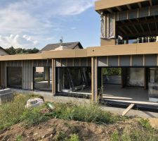 Vue extérieure avec menuiseries en cours de pose