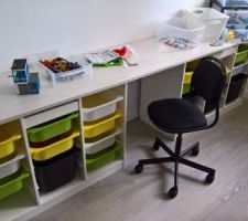 Création d'un bureau spécial rangement de lego pour mon fils de 7 ans à partir d'un meuble ikea (redécoupé pour l'occasion) et d'un plan de travail de chez casto