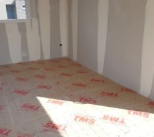 Isolation du sol avant de couler la chape