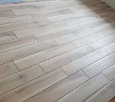 Carrelage. Merci aux carreleurx pour leur patience et leur efficacité. Le travail est PARFAIT. C'est magnifique. Merci également à Mme Toudma pour les très bons conseils.