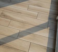 Carrelage. Merci aux carreleurx pour leur patience et leur efficacité. Le travail est PARFAIT. C'est magnifique. Merci également à Mme Toudma pour les très bons conseils.