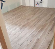 Carrelage. Merci aux carreleurs pour leur patience et leur efficacité. Le travail est PARFAIT. C'est magnifique. Merci également à Mme Toudma pour les très bons conseils.