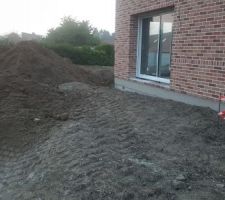 Arrivage de nouvelle terre. Et il en manque encore beaucoup. Il faut &eacute;taler maintenant