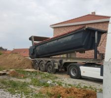 Nouvel arrivage de terre. UN &Eacute;NORME MERCI...