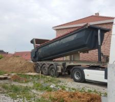 Nouvel arrivage de terre. UN &Eacute;NORME MERCI... On arrive bient&ocirc;t &agrave; niveau