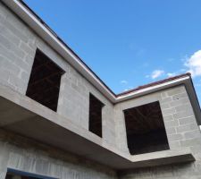 Vu du bas, en attente des gouttières