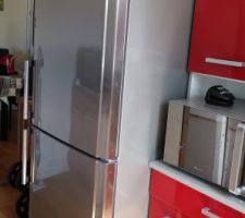 Réfrigérateur combiné 450L, il détonne dans la petite cuisine de notre location mais bientôt il trouvera sa place