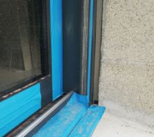 Espace vide entre la fenêtre et le mur en parpaing... Dois-je m'inquiéter ?