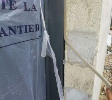 Espace vide entre la porte d'entrée et le mur en parpaing. Dois je m'inquiéter ?