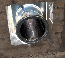 Dernier velux posé la face nord presque terminée conduit cheminée démarré et ventilation vide sanitaire posé le tout sous une chaleur torride