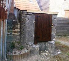 Restauration en cours, la porte est déja faite. Le dessus en cours