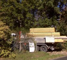 Premi&egrave;re livraison pour la charpente