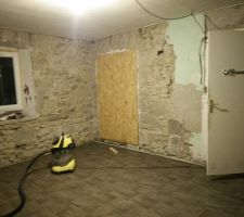 On rebouche avec une plaque d'OSB. Plus tard on fera tomber le mur complet