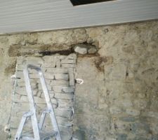 Linteau bois creus&eacute; et r&eacute;par&eacute; avec pierre+mortier