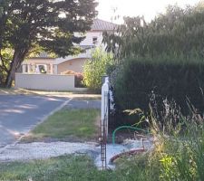 Gaines verte hors de l'espace mur et rouge gênant le portail de coulisser !