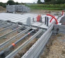 Fourreaux, évacuations et pose des hourdis