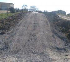 Chemin d'accès avec une forte montée