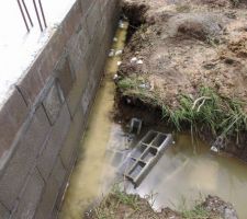 Tout le tour du vide sanitaire est rempli d'eau