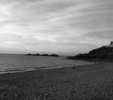 Ballade sur la plage avec petite brise du large... Ça fait du bien de respirer du frais!