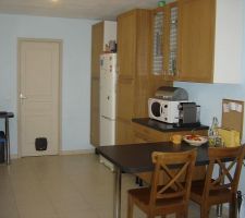 Vue droite de la cuisine: il manque un côté (oubli) les plinthes hautes et basses à installer