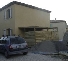 Carport fermé et couvert pour faire un abris de jardin (vélos, tondeuse, matériau divers)