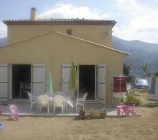 La terrasse provisoire en petis cailloux blancs
