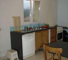 Côté gauche de la cuisine, vous ne rêvez pas le mur n'est pas encore peint!