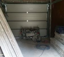 Garage qui sert actuellement de stock