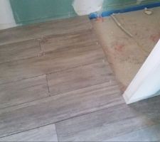 Malgré la chaleur ponçage des bandes et début de la pose du carrelage pour la partie sanitaires.