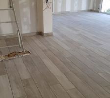 Pose du carrelage imitation parquet rdc fini ! Reste encore les joints