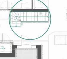 Deux marches en retour, et donc besoin d'etre moins large, mais l'espace entre l'escalier et les WC est reduit