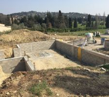 Murs du vide sanitaire pratiquement achevés