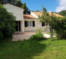 Facade et pignon Sud, porte d'entrée, fenetre bureau et chambre 1