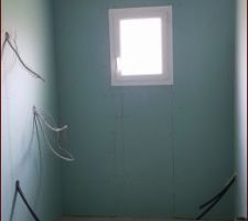 Pose des placos avec isolation 

Pièce : salle de bains