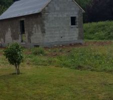 Voilà maison couverte avant la pose vacances des entreprises..seul le garage devra attendre septembre et à été protégé par un feutre ..
Voilà après 3 mois et demi ..