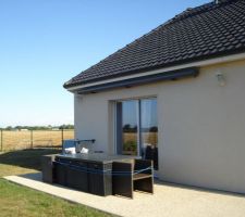 La terrasse a été terminée par un béton lavé - un store banne a été installé (bricodépôt)5mx 3m - alimentation électrique et Bip