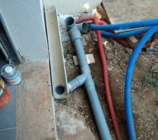 VRD du local technique et positionnement des caniveaux d'évacuation des eaux de pluie du garage